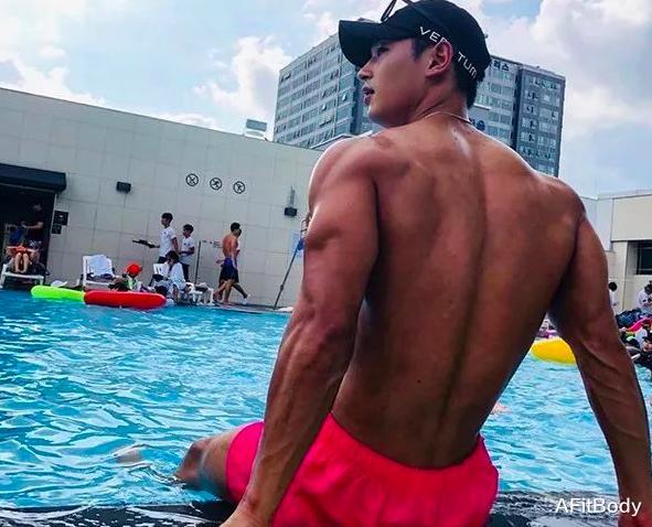 健身|44岁大姐和28岁肌肉型男相恋,怎么看怎么般配