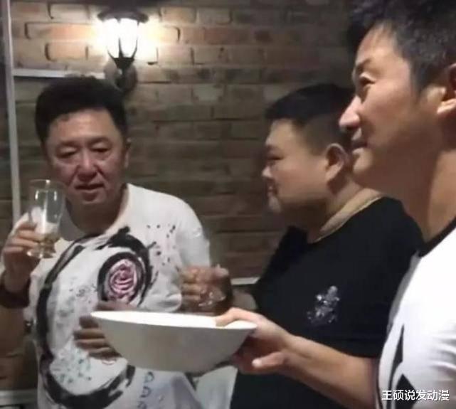 于谦|于谦排场有多大？饭桌上吴京不只要靠边坐，还要表演“大碗豪饮”