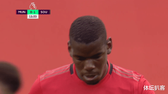 曼联|曼联8千万巨星送大礼!后场玩火被抢断,丢球后低头,一言不发!