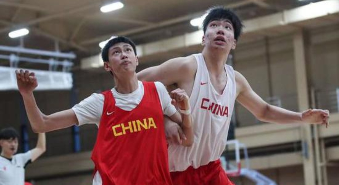 「余嘉豪」余嘉豪被爆打，与队友配合不默契，缺点完全成为致命点