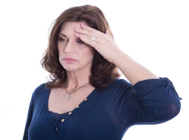 绝经|女人来例假时，若有3个表现，很遗憾，绝经期提前到了！