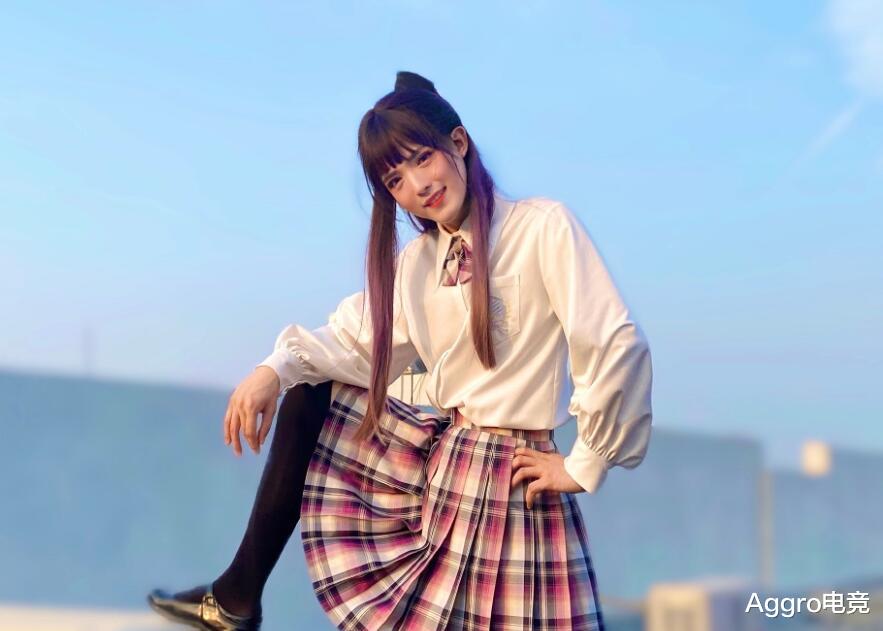 王奕萌|王奕萌太狠了，剪掉黑长秀发变假小子，却意外撞脸另一位网红