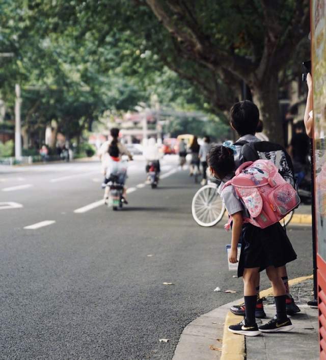 邓超|邓超接女儿放学，因电梯人太多，背着小花妹妹走楼梯，父爱满满