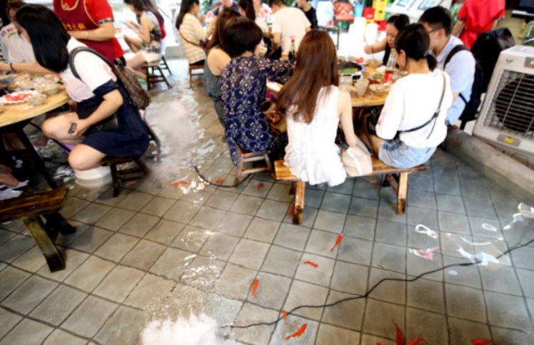 「火锅」重庆一“水池”火锅店火了，边泡脚边吃火锅，却没人愿吃第二次