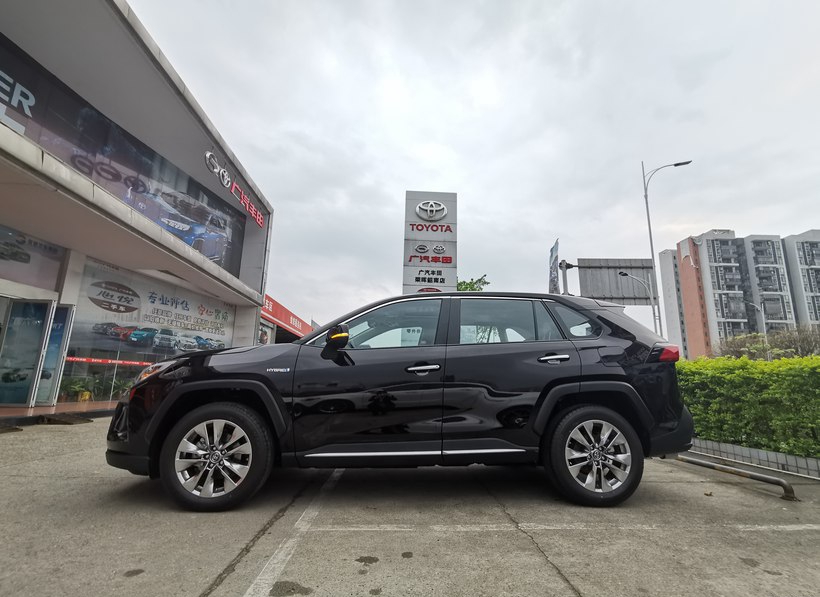 SUV|称职的家用SUV，能代步可越野配置还很高，出自丰田只卖17.18万起