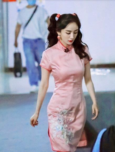 李沁|杨幂路透图曝光，身穿粉色旗袍，扎双马尾，身材实在令人羡慕