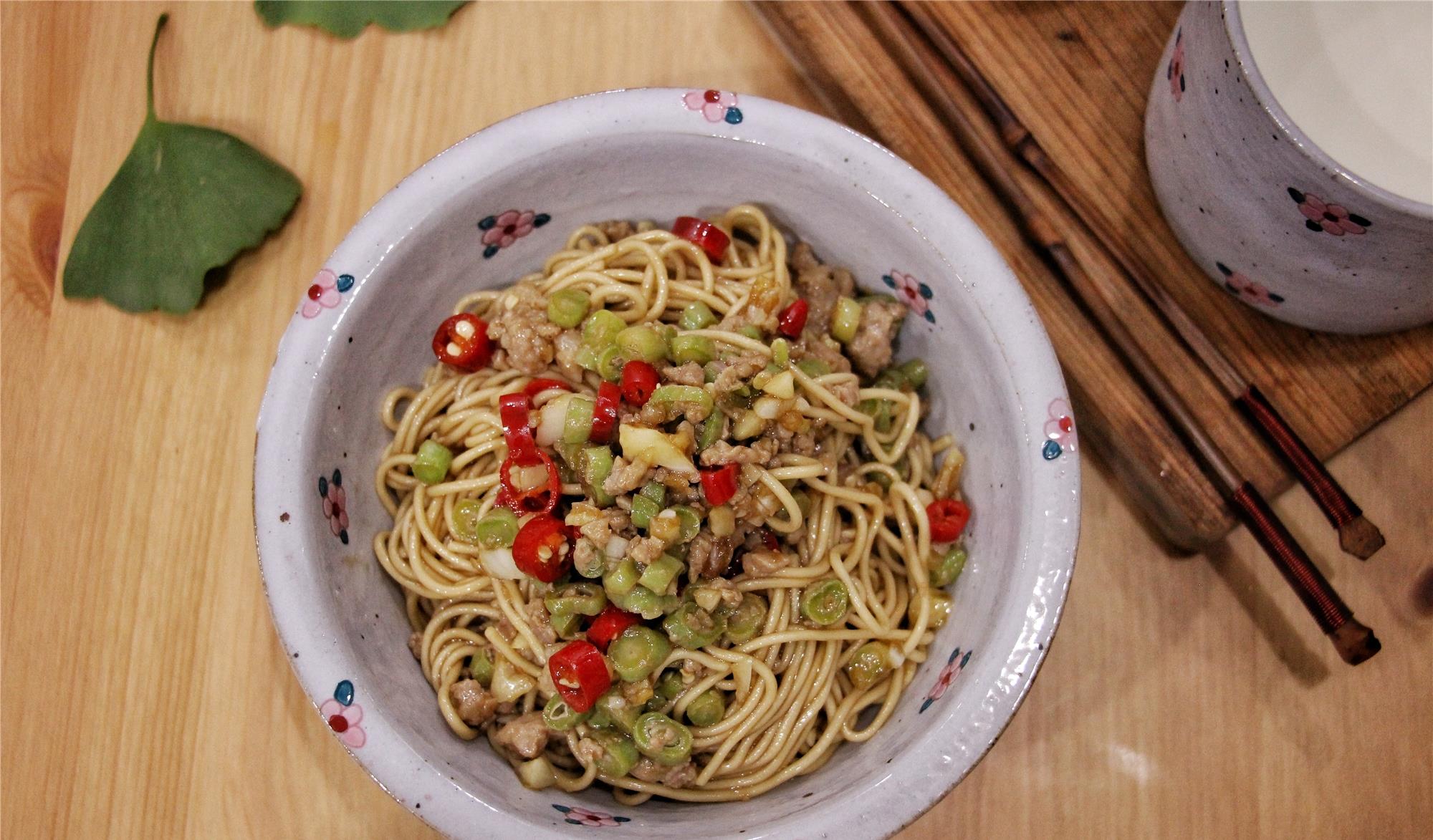 『凉面』天越热越馋这面，比炸酱面清凉、比汤面鲜美，吃完肠胃都舒坦