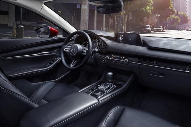 马自达3▲马自达3 昂克赛拉新车发售，加个天窗就要三千块钱，值吗？