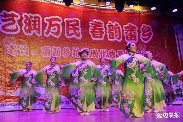 浙江省|浙江男子醉酒冲上戏台打人，因暴躁嗜酒\出名\，其父身份太惹眼