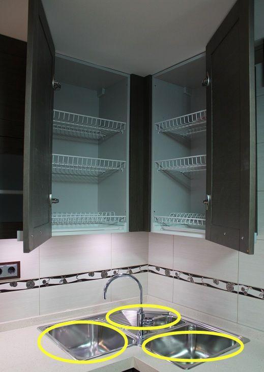 【】同样都是小厨房，他家把水槽挪到橱柜拐角处，见缝插针放下3个槽