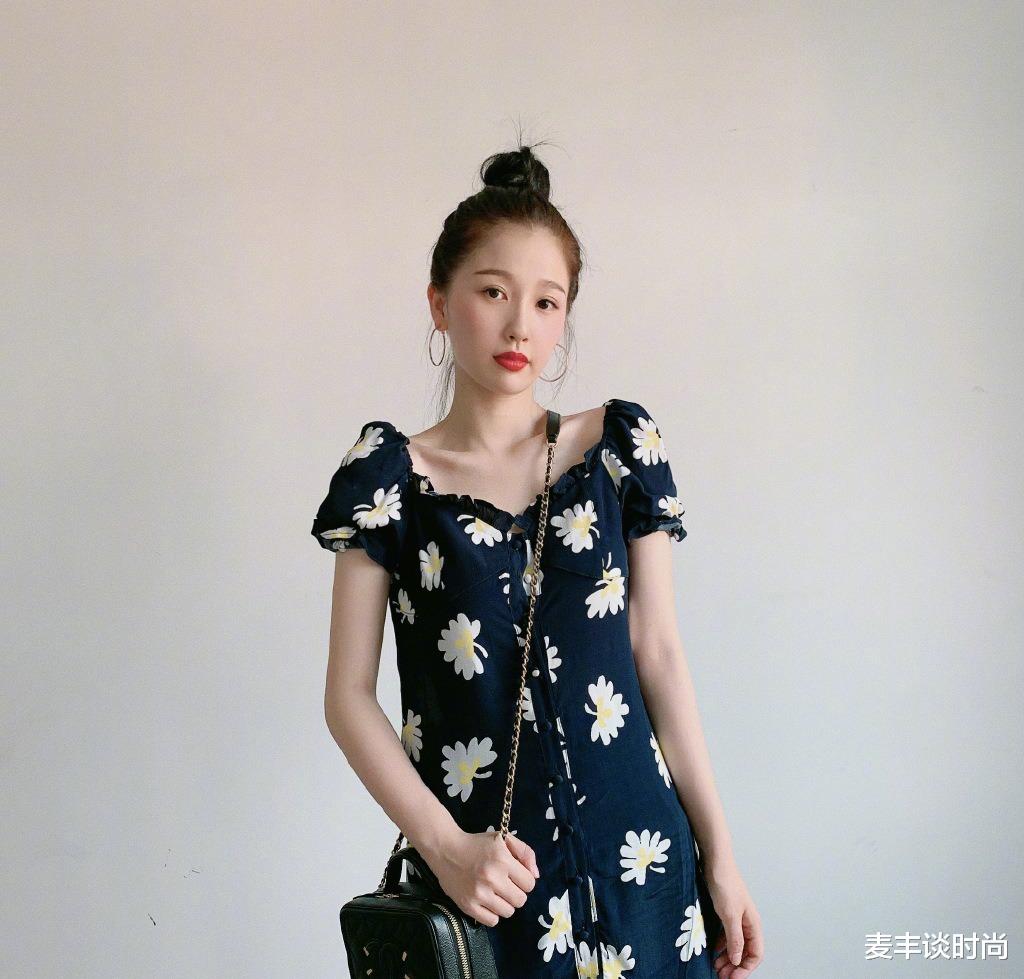 穿衣搭配■虞书欣真是不可小觑，穿灯笼袖露脐套装配低马尾，优雅大气像女王