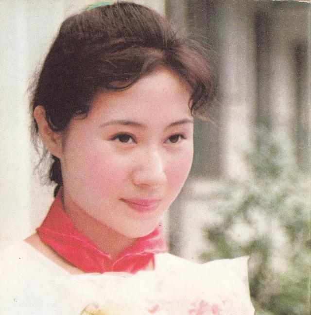 「丁岚」“牧羊女”丁岚：巅峰时移民新加坡，弃演经商成富婆，至今单身