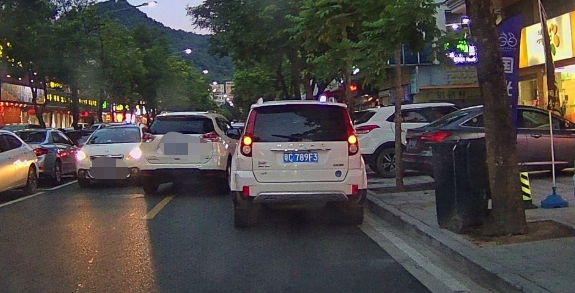 外卖小哥■女司机梅华路过绿灯撞飞外卖小哥！死亡赔偿39万！这样冲绿灯也要负责！