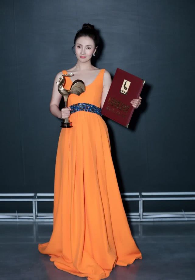 「连衣裙」48岁小陶虹穿搭太少女，扎双马尾素颜出镜，一双大长腿抢尽风头