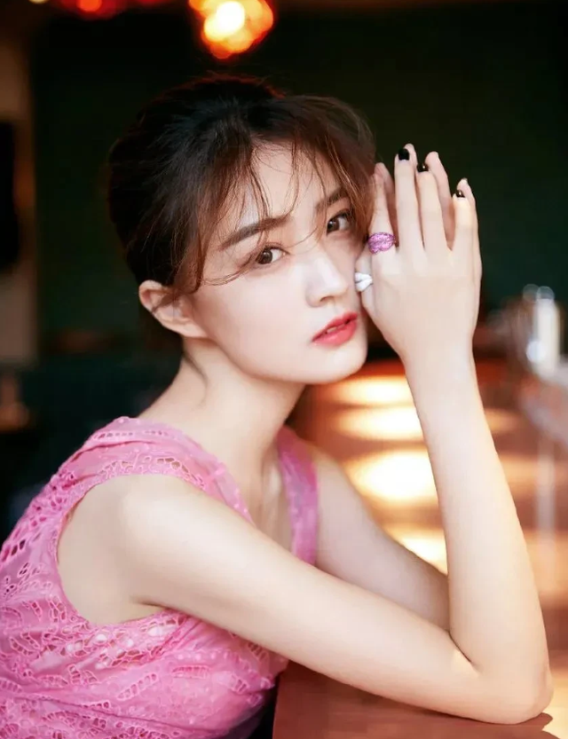 徐璐|她是富二代，连续4年参演春晚，18岁一角大火，今遭男友劈腿