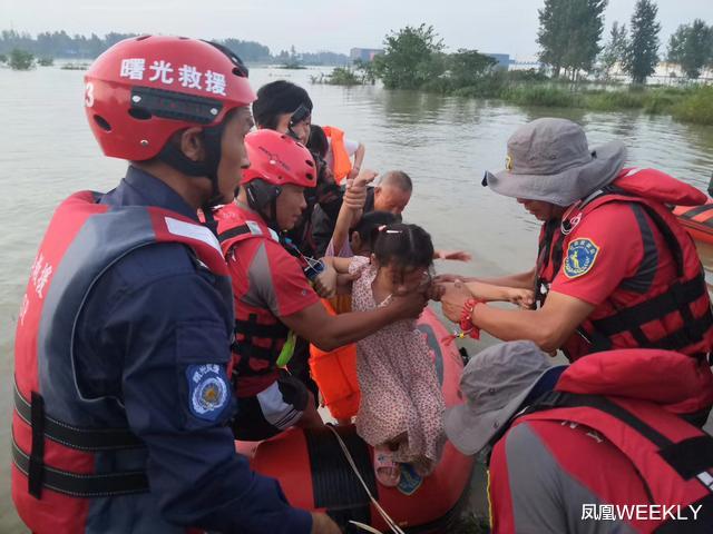 凤凰WEEKLY|鄱阳抗洪士兵多为十八九岁，村民煮三大桶肉汤犒劳