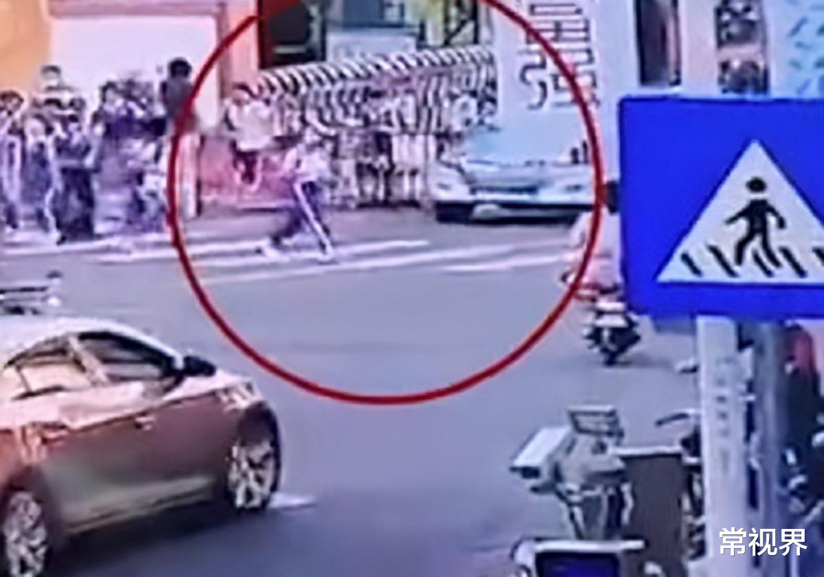常视界|严惩不贷！深圳一出租车撞倒学生后再撞奥迪，疑似开车在玩手机！