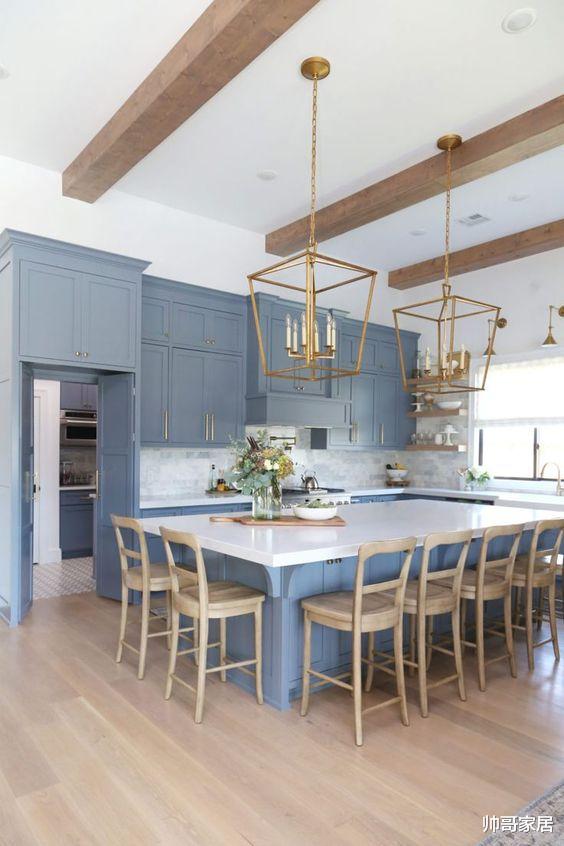 |橱柜装在厨房中间,用柜子做隐藏门,推开门多个储物间太惊艳了!