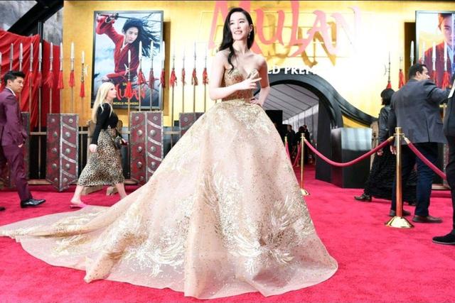 「花木兰」《花木兰》美国首映，刘亦菲遇尴尬瞬间，同场女星比她更像花木兰