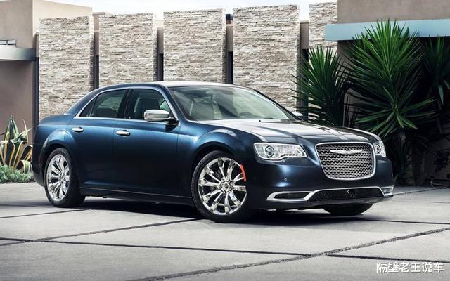 克莱斯勒300C|公认的“伪豪车”，开5年卖13万都没人要，多少妹子被骗上了车？