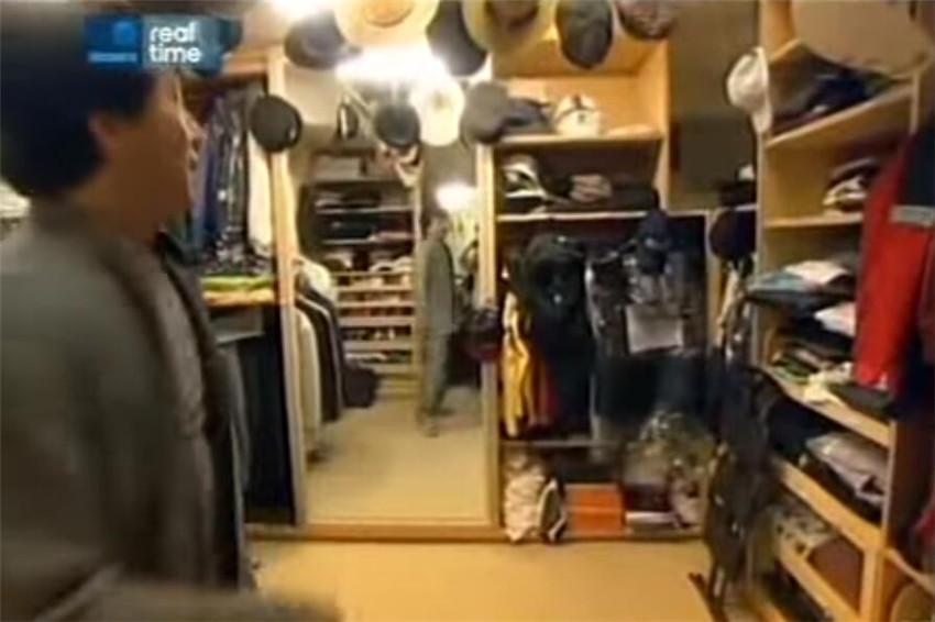 成龙|成龙香港豪宅竟在工业区，从外观看不出是住宅！内部却有无数暗门