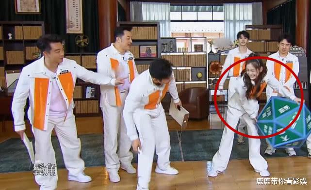 「关晓彤」baby蔡徐坤扔骰子，都有特写镜头，看到关晓彤，差别很明显！