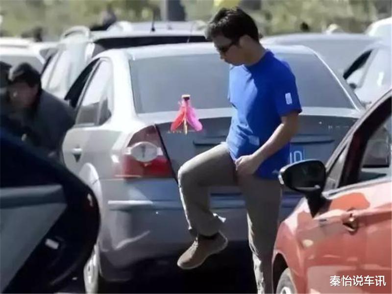 饵料|国庆高速堵车,除了吃月饼还能干什么?车主:运运动、赚赚钱呗!