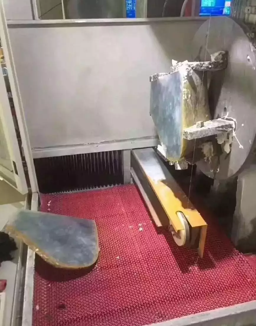 『翡翠』堆放在角落的翡翠原石，夫妻二话不说盘下，切开整晚烟花不断放