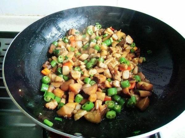 『香菇』香菇和它天生一对，隔三差五吃1次，血气足不疲乏，家家吃得起