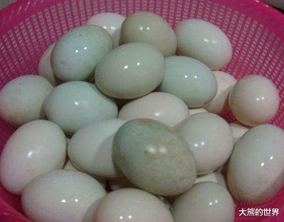 『咸鸭蛋』?腌咸鸭蛋，只放盐就错了！多加15g它，8天就能吃，个个流油起砂