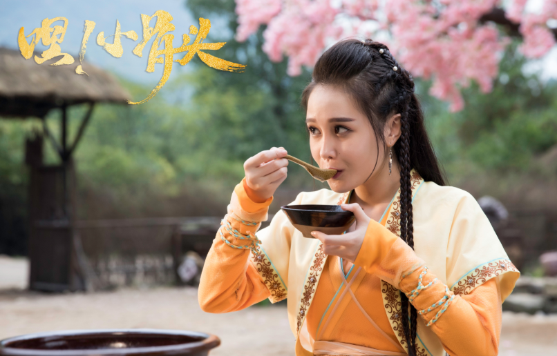 粉色|赵本山富养女穷养儿？赵一楠近况曝光，吃盒饭抽10元烟还穿脱线衣