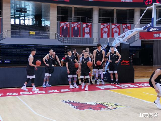 青岛男篮@19岁身高2.25米,仅比姚明矮1厘米,他成为青岛男篮“秘密武器”