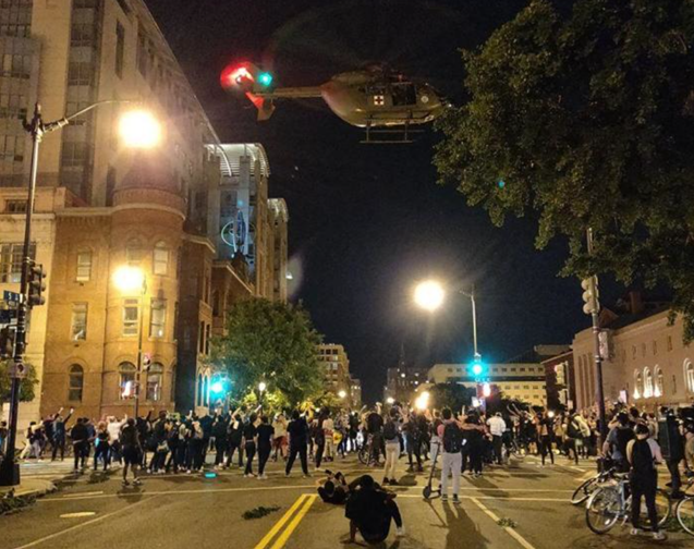 美国@?惨烈！特朗普到地下掩体“逃命”！193人被杀害，示威者已失控