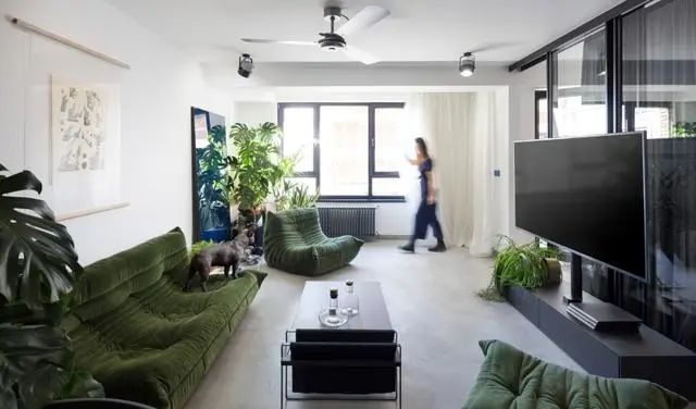 『』水泥地、360度旋转电视,18坪小宅打造简约绿意,太有格调了