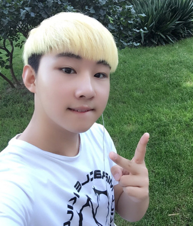 周杰伦|9岁被周杰伦带上春晚,为了成名家人卖掉房子,后来却成了非主流