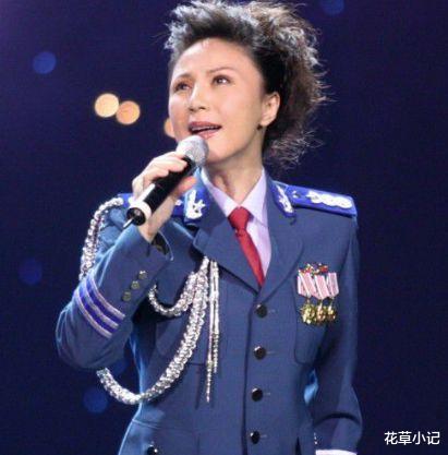 春晚@曾打败韩红,连续7年登上春晚,却因“耍大牌”被封杀,如今街头卖艺无人识