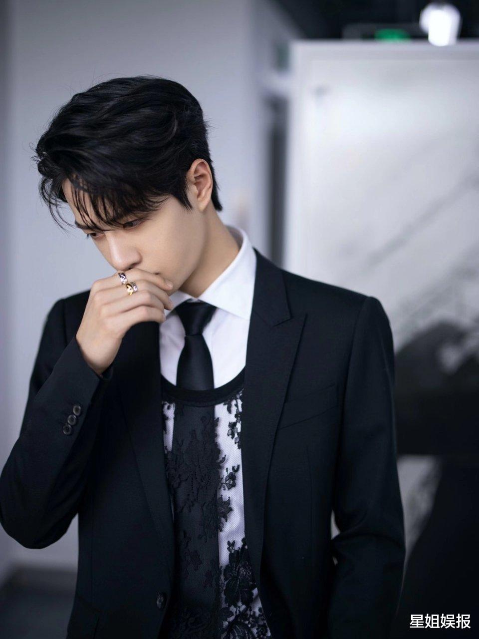 王一博|肖战王一博出席同场活动!礼服还撞了同个品牌,官博却只认领一人