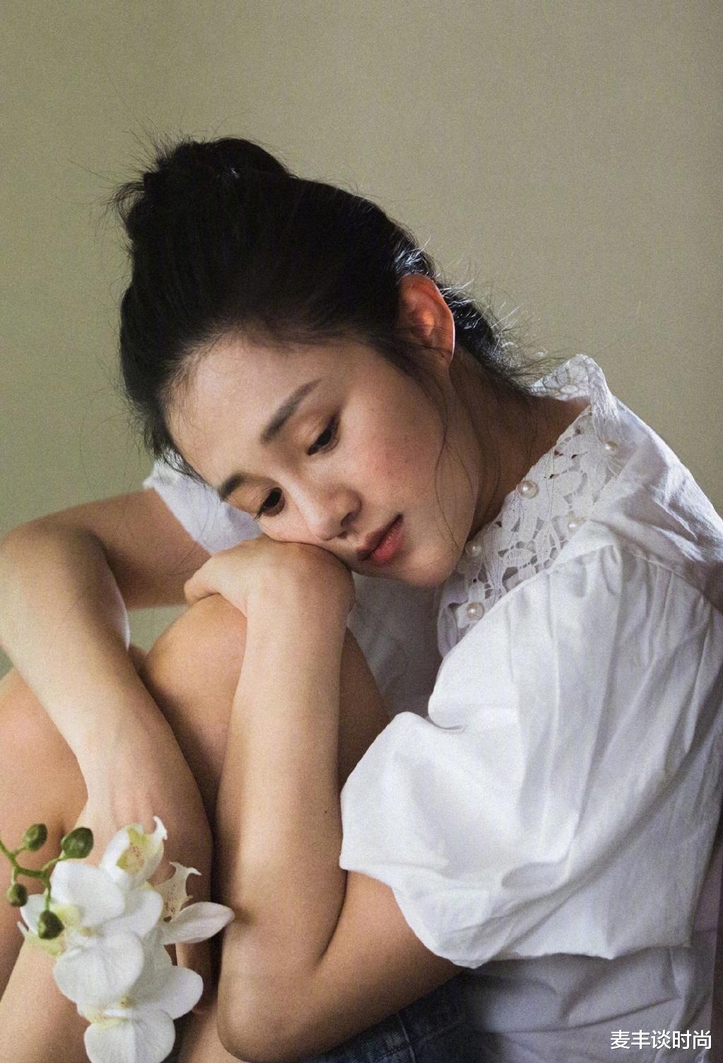 『衬衫』她被曝隐婚遭“隐藏”,穿复古白衬衫配牛仔裤,30岁娇俏似少女