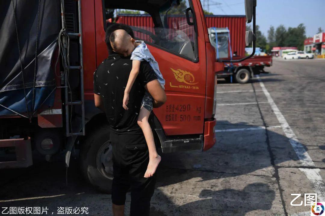 乙图|妻子跑了，90后货车司机带着病儿跑长途：最怕跑着跑着儿子没了