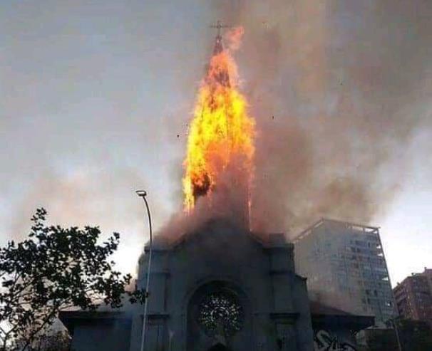 智利首都突然失控！大批示威者毆打警察，縱火焚燒教堂等建築物-圖4