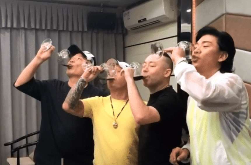 明星|66岁大B哥吴志雄深圳开餐厅，邀请3位著名的港片反派明星相聚