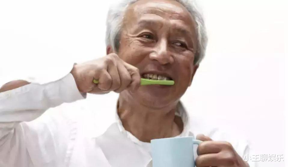 「口臭」口臭为何自己闻不到？教你3个小方法，从此告别口臭尴尬！