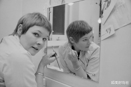 #封面女郎#85岁女爵成vogue最老封面女郎，7次出演007电影，曾被德普表白