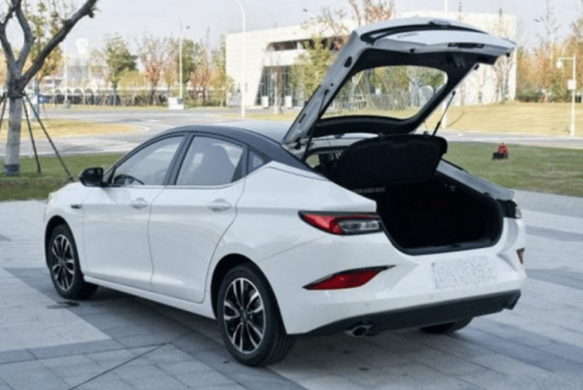 「轿跑」不到6万真香！年轻人首台轿跑，大溜背+掀背箱，比思域还帅