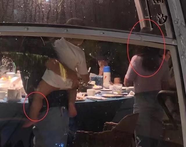 蔡少芬|蔡少芬母子躺玻璃栈道，小乐儿被吓得大哭，娘娘吐舌头偷笑