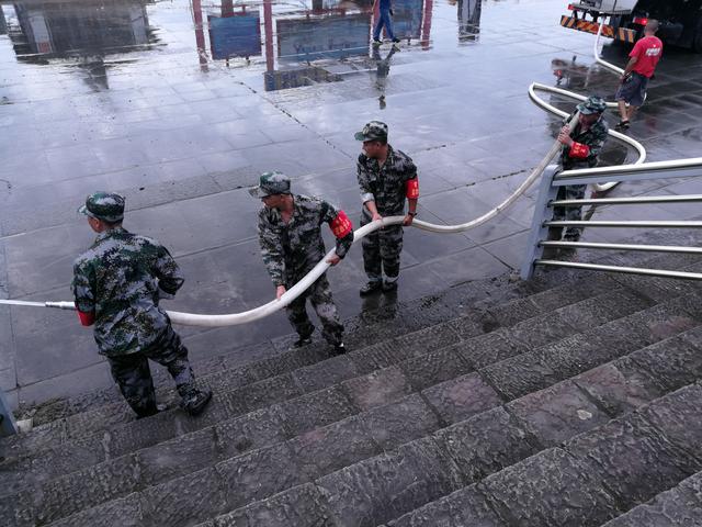 国防时报排头兵|四川省遂宁市船山区人武部组织民兵抗洪清淤