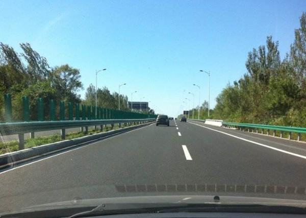 买车|经常跑高速,这四种车最好别买,开着受罪还危险!