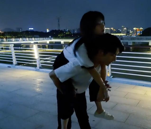 谭松韵|谭松韵趴在张新成肩膀上，男方的手获得全网称赞，刻进骨子的教养