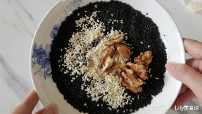 红糖|冬季，这黑色食物要常吃，每天吃一勺最养人，多做点囤起来冬天吃