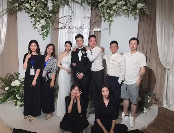 沈涛▲《王牌对王牌》沈涛结婚高清照曝光，甜蜜接吻，新娘朵朵不是费费